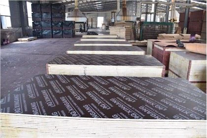 निर्माण के लिए ब्लैक ब्राउन फिल्म का सामना प्लाइवुड एंटी-स्लिप मरीन प्लाइवुड से हुआ